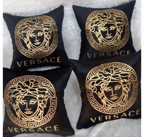 4 Throw pillows