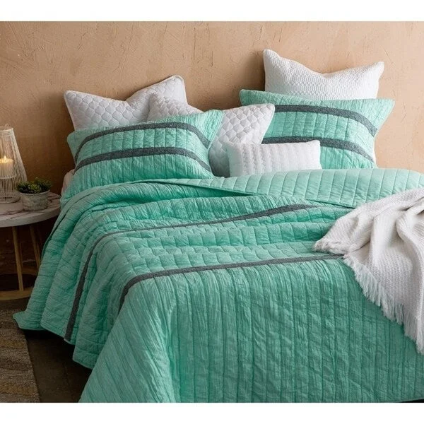 BYB Yucca Summer Lace Textured Quilt Set