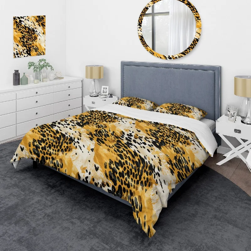 Designart "Black And Yellow Leopard Opulen I" Black modern bedding covert set with 2 shams