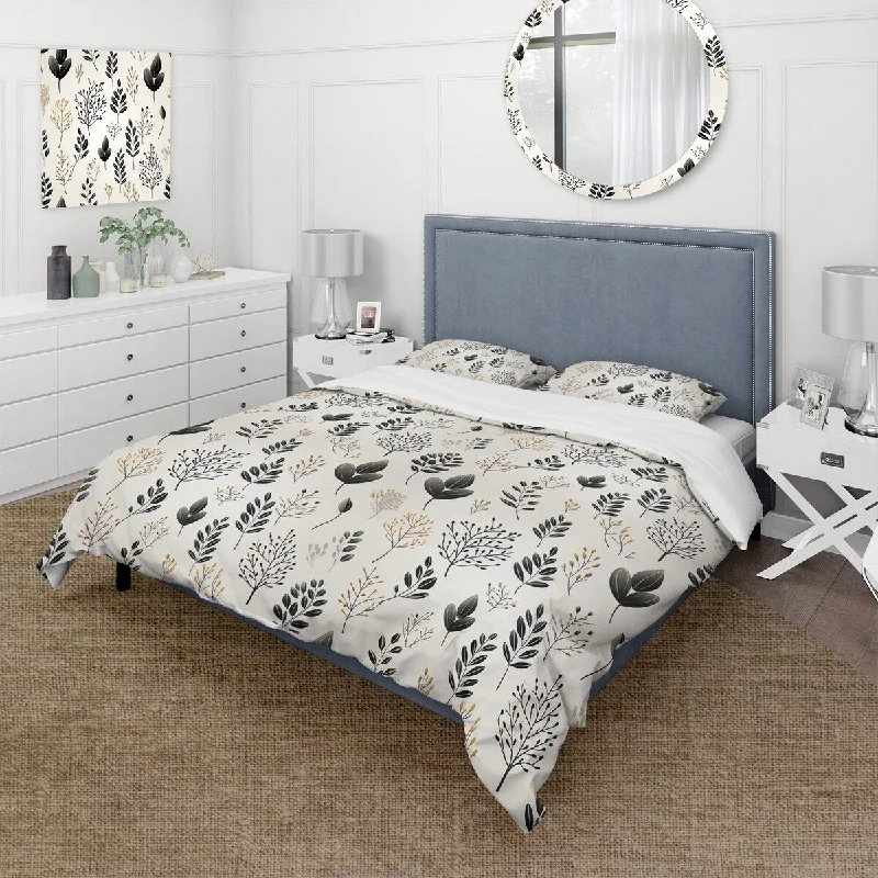 Designart "Chic Noir Floral Fusion" Beige Cottage Bedding Set With Shams