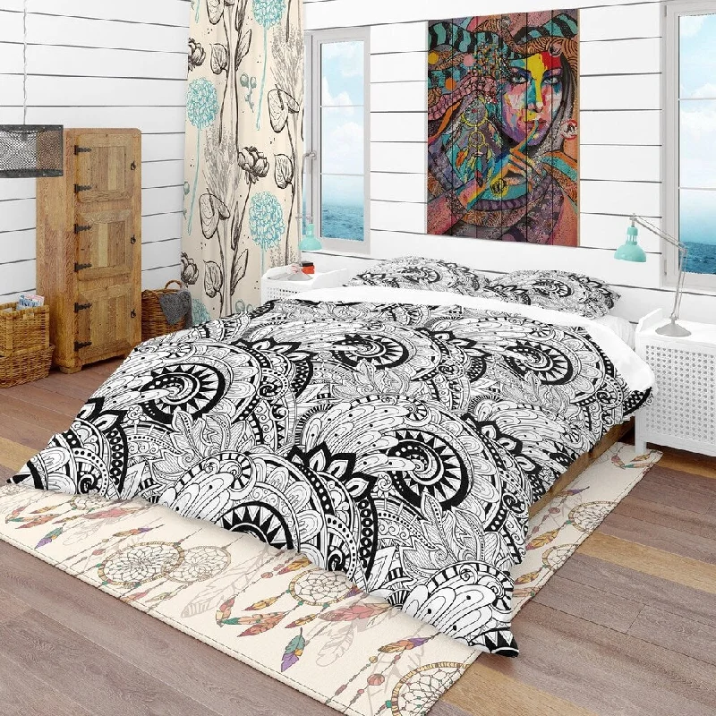 Designart 'Monochrome Abstract Floral Pattern' Bohemian & Eclectic Bedding Set - Duvet Cover & Shams