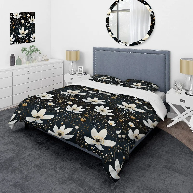 Designart "Mystic White And Black Splendor Gardens" Black Cottage Bedding Cover Set With 2 Shams