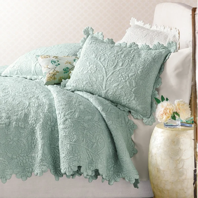 Victorian Aleah Scalloped Quilt Set