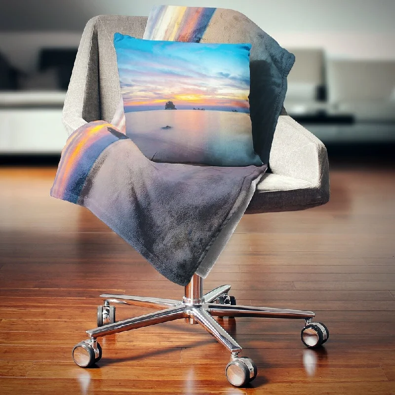 Designart 'Bluish Calm Sunset and Seashore' Seashore Throw Blanket