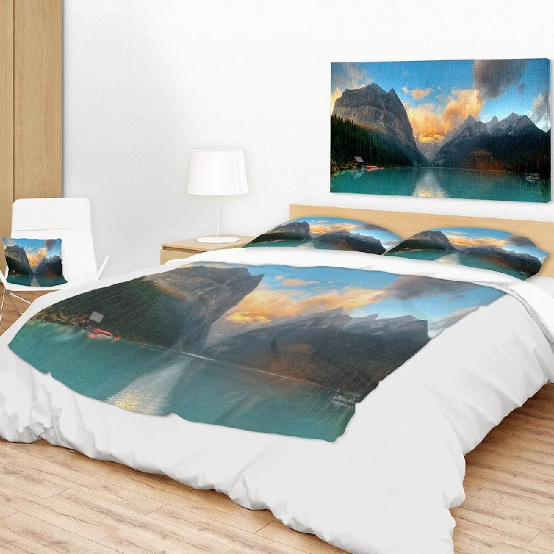 Designart 'Lake Louise Sunrise Banff Park' Modern Seascape Throw Blanket