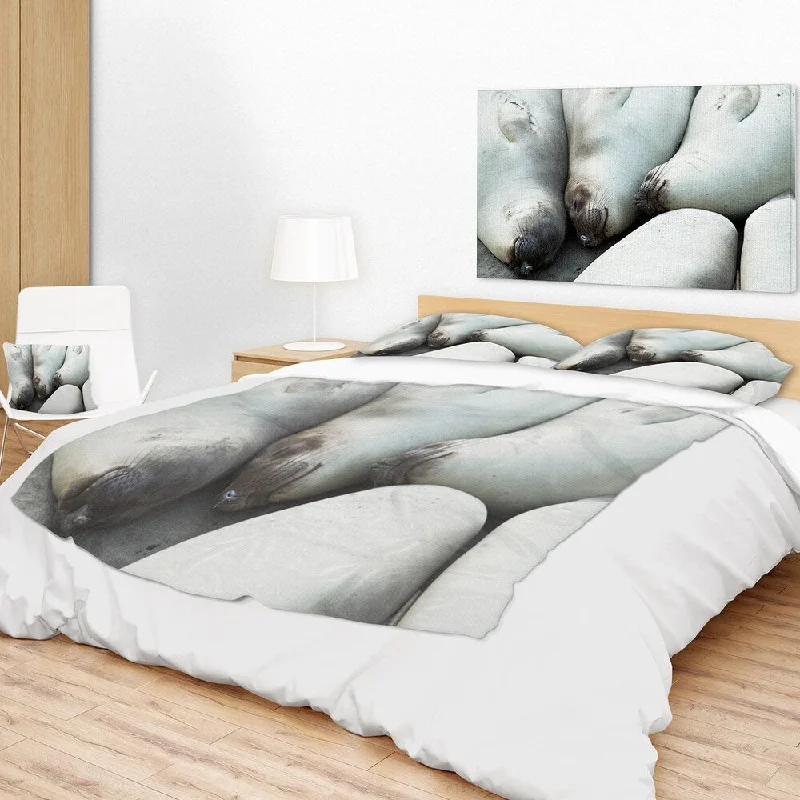 Designart 'Sea Elephants Taking Nap' Abstract Throw Blanket