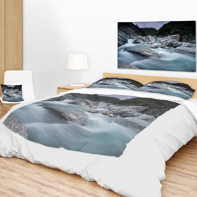 Designart 'Slow Motion Mountain River and Rocks' Landscape Fleece Throw Blanket